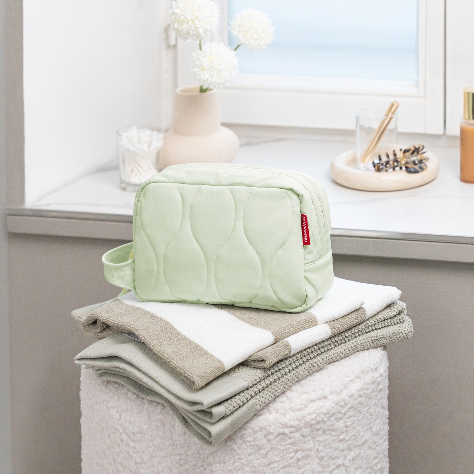 reisenthel - cosmeticpouch M - puffer iced matcha