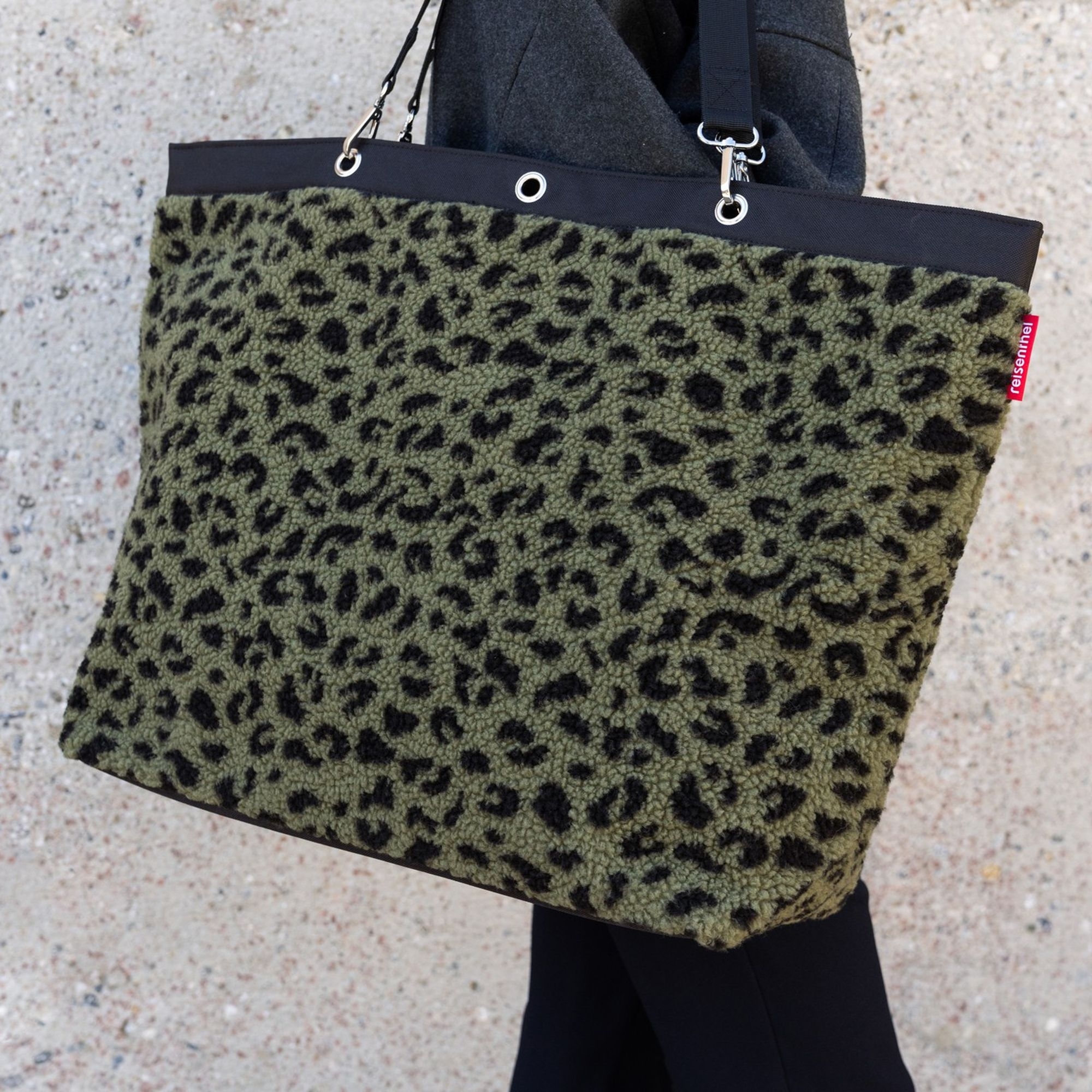 Große grüne Shopper-Tasche mit Leopardenmuster aus Teddyfell