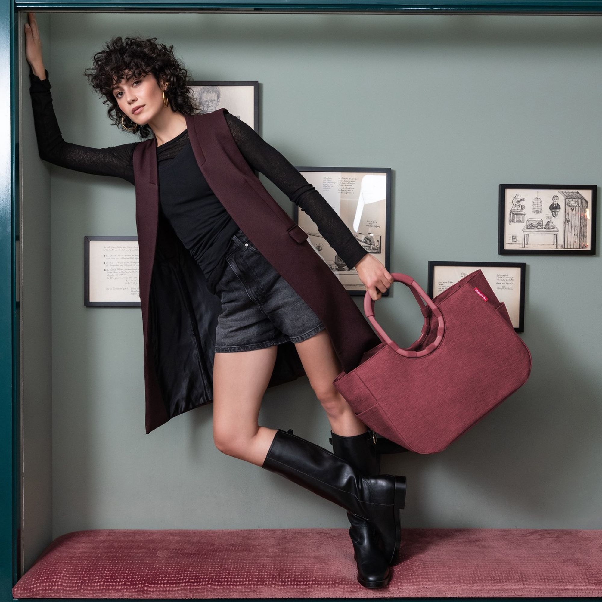 Frau mit burgunder Shopper Bag und Stiefeln