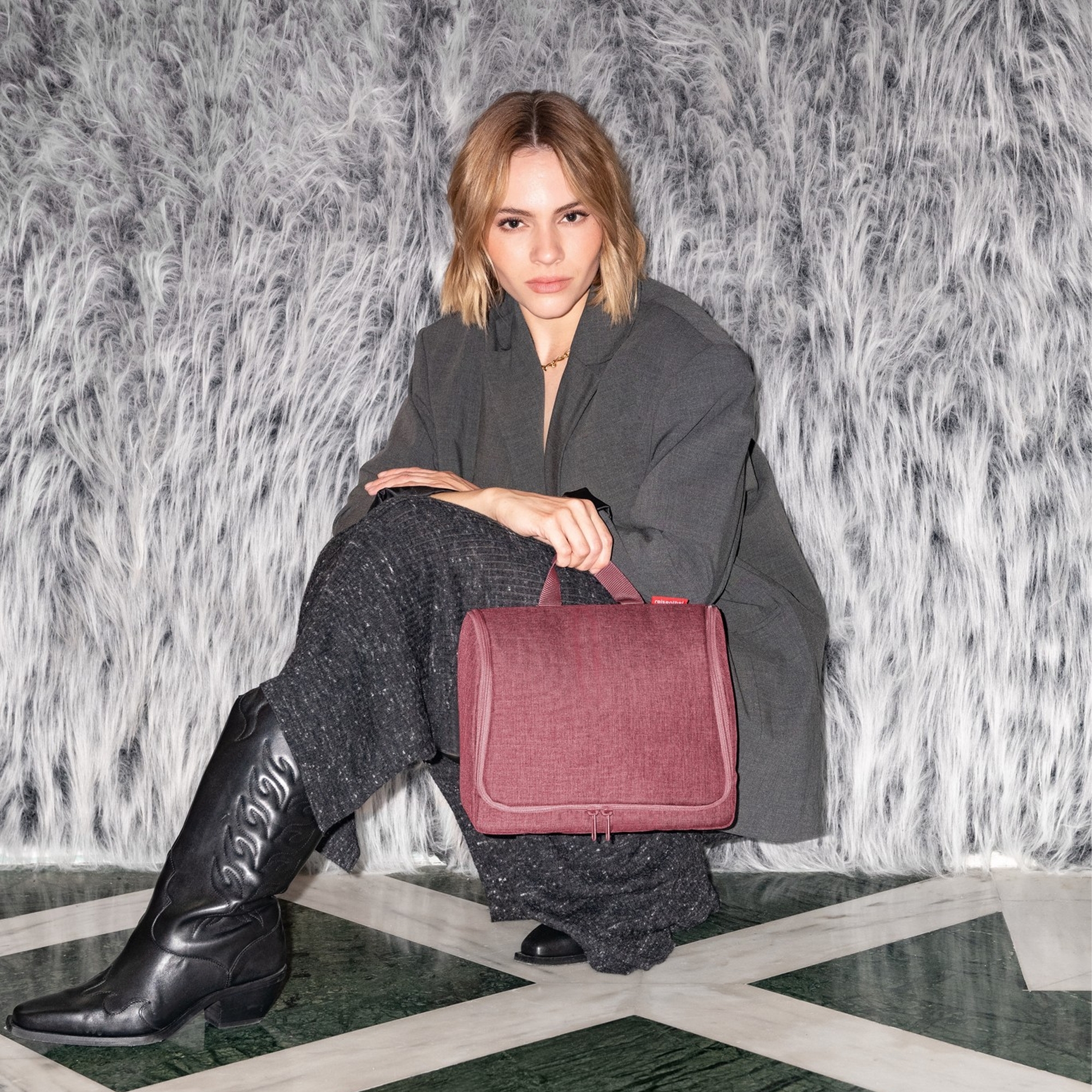 Frau mit bordeauxroter Umhängetasche im modernen Look