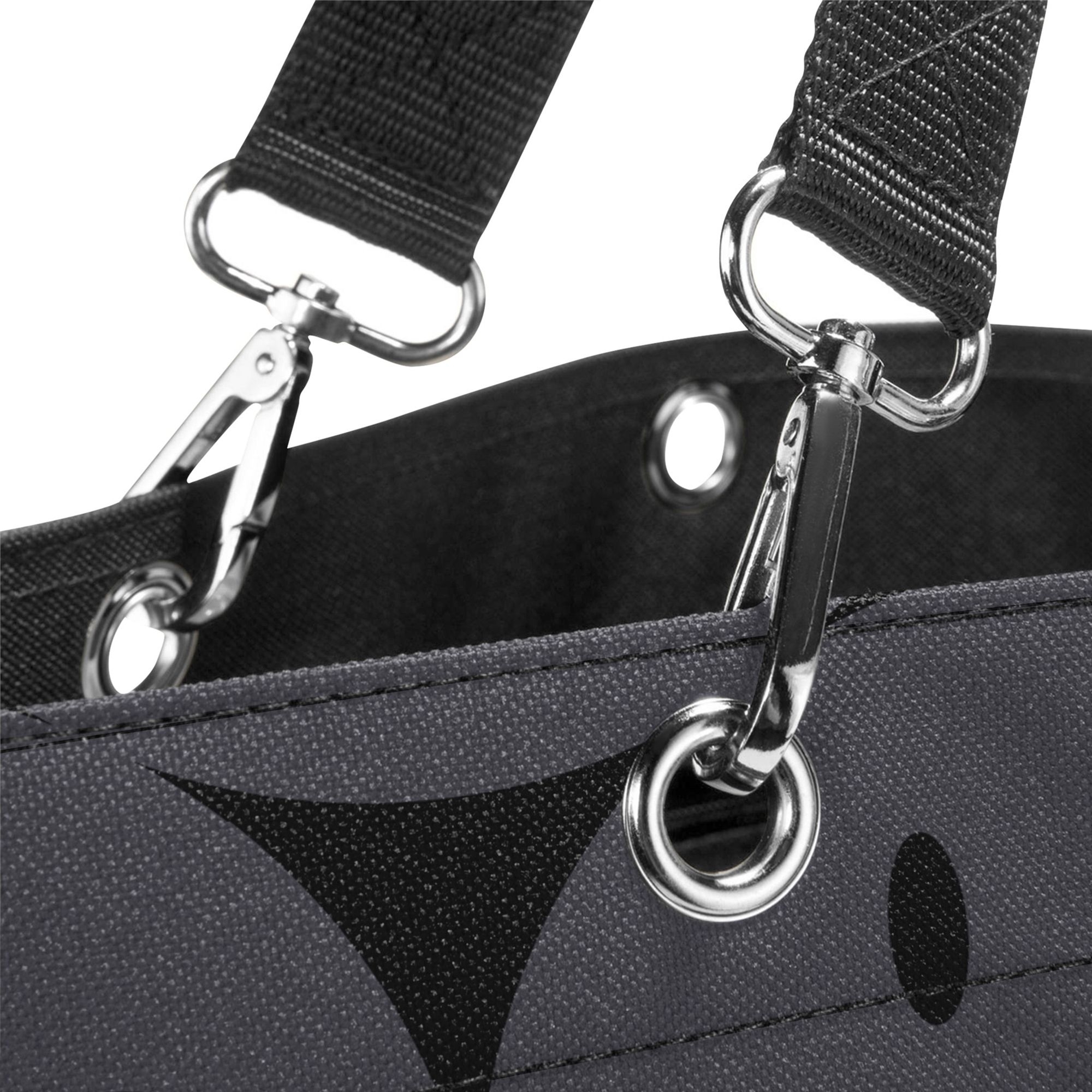 Metallkarabiner und Ösen an schwarzem Tragegurt