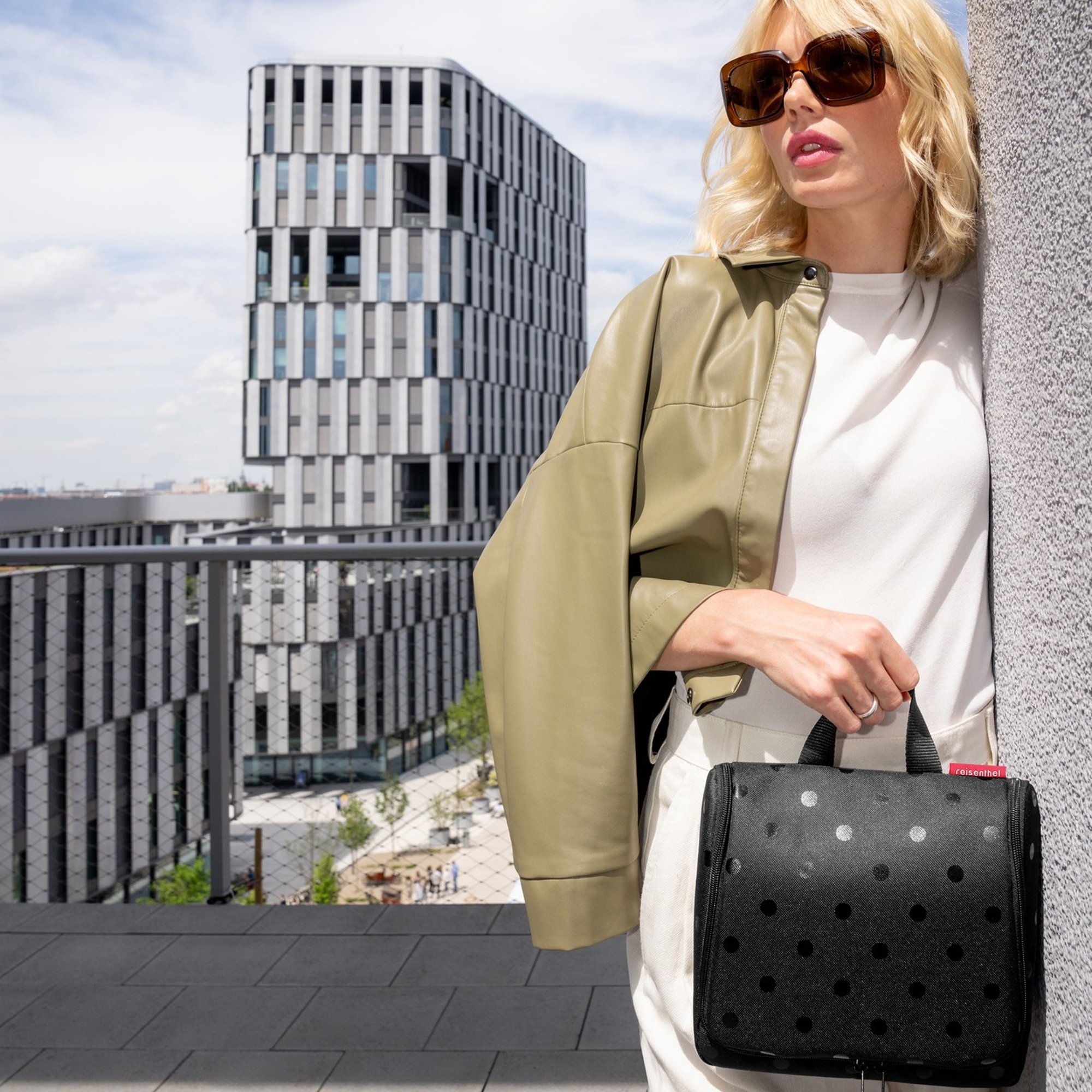 reisenthel - toiletbag XL - glossy dots black