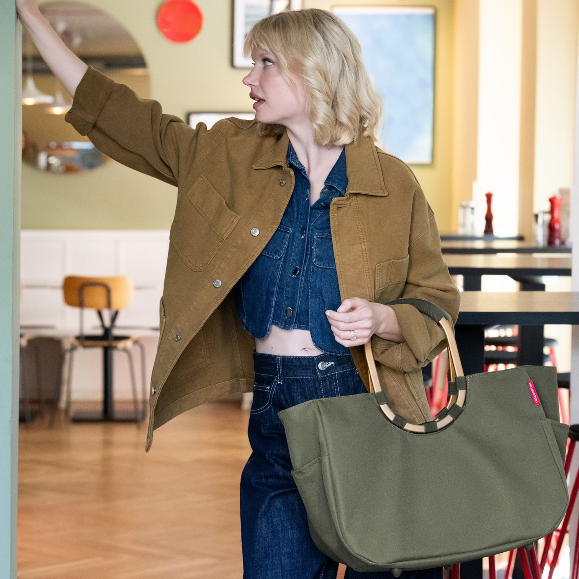 Frau mit großer olivgrüner Shopper-Tasche