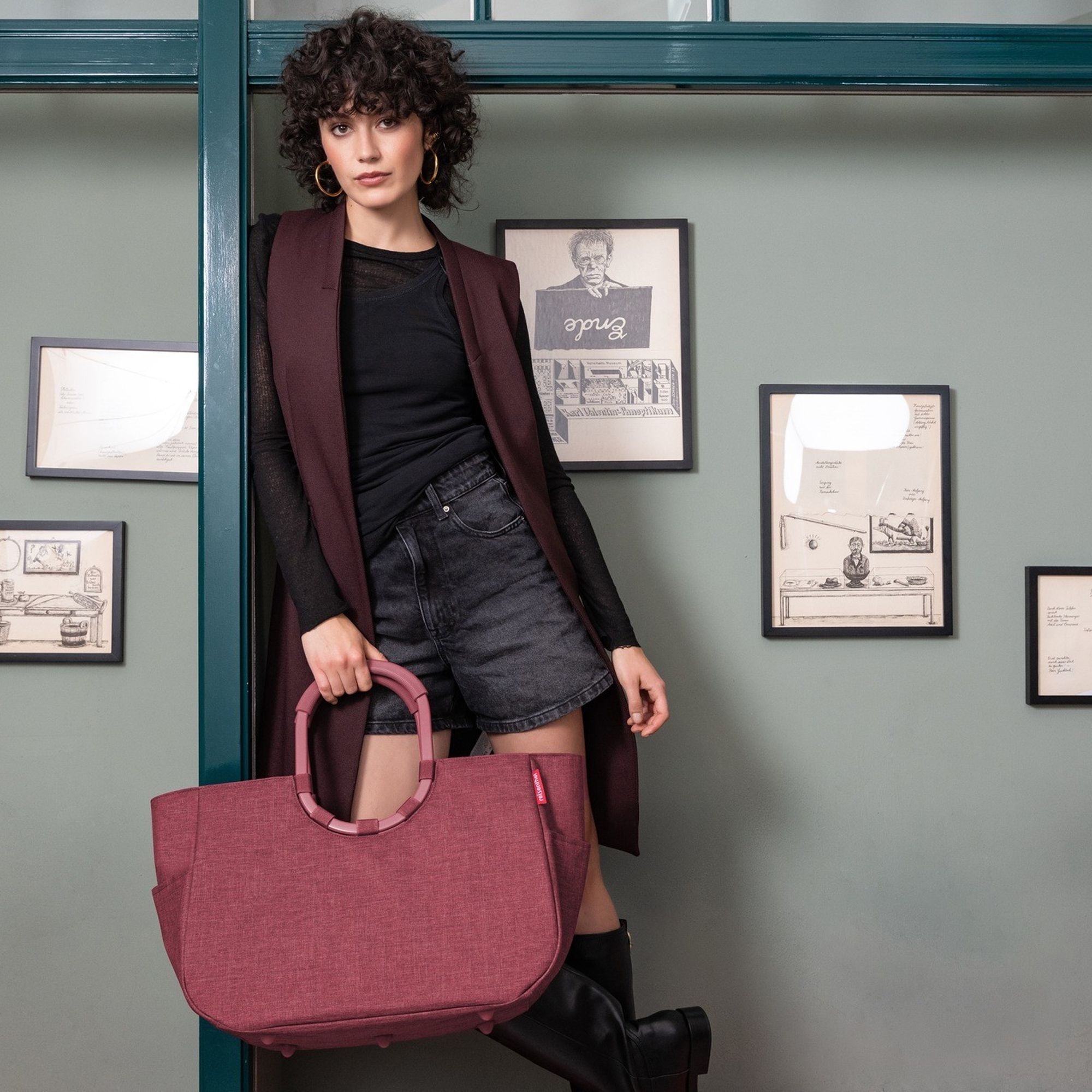 Frau mit bordeauxfarbener Shopper-Tasche