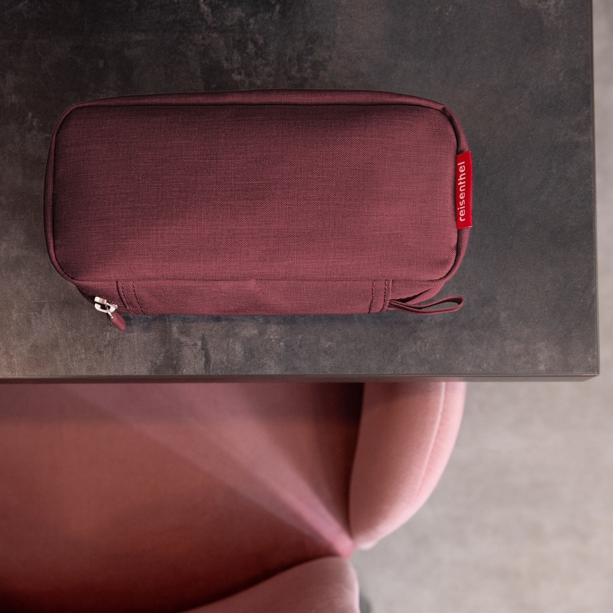 Bordeaux Reiseetui von Reisenthel auf Tisch