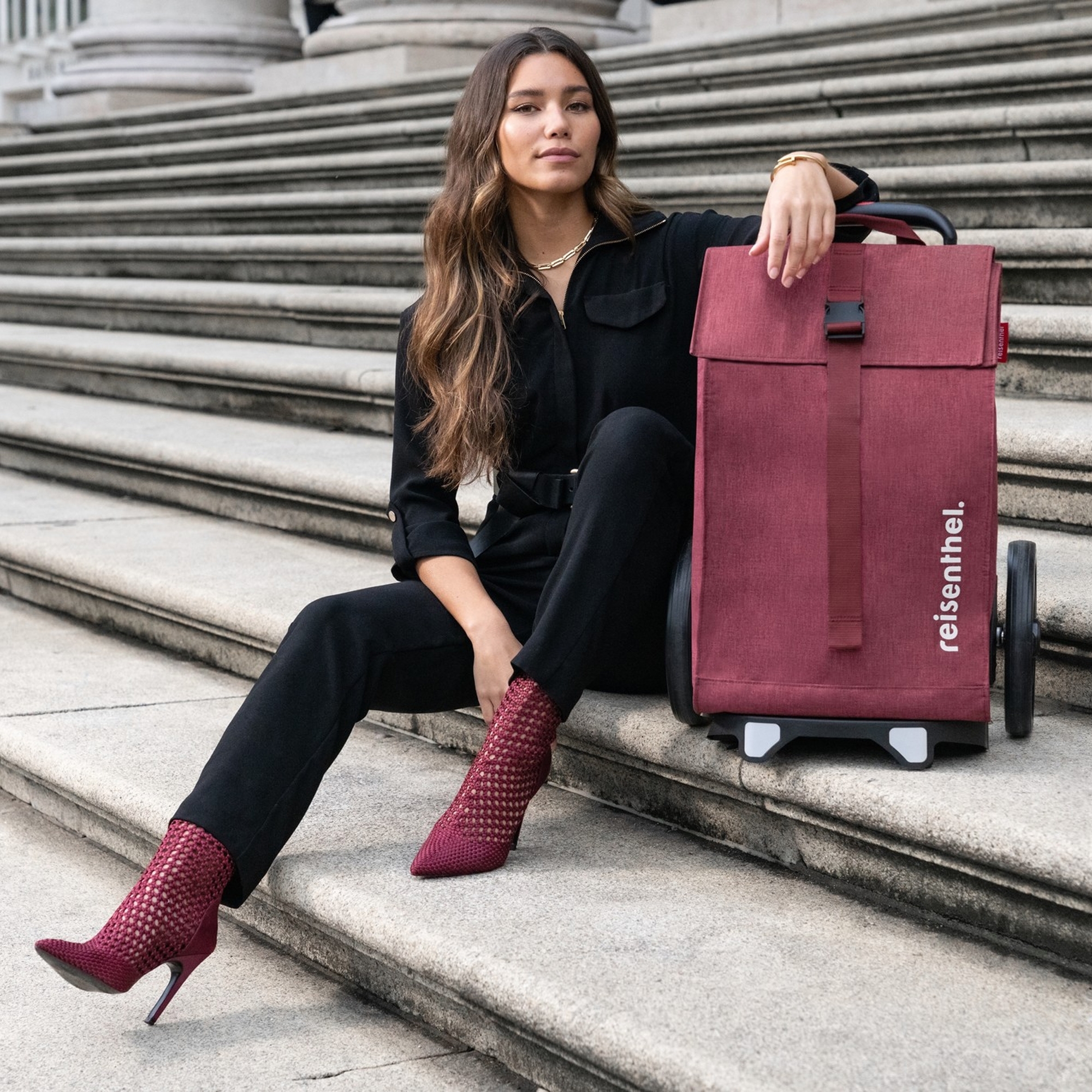 Frau mit bordeauxrotem Reisenthel Einkaufstrolley