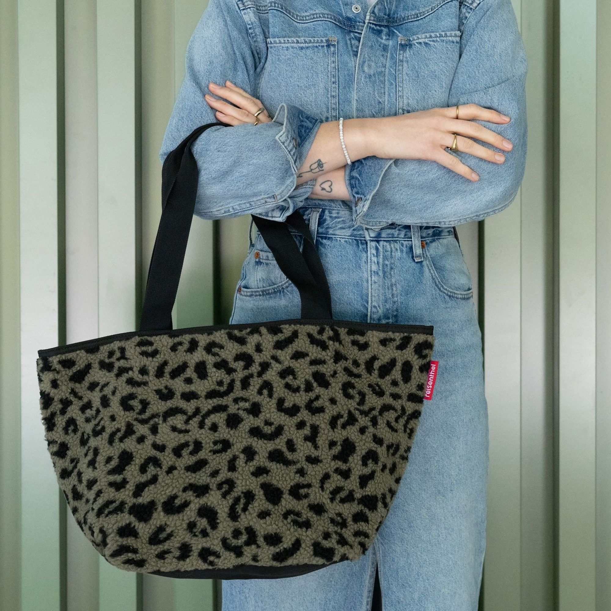 Leopardenmuster Tasche aus Teddyfell mit schwarzen Griffen