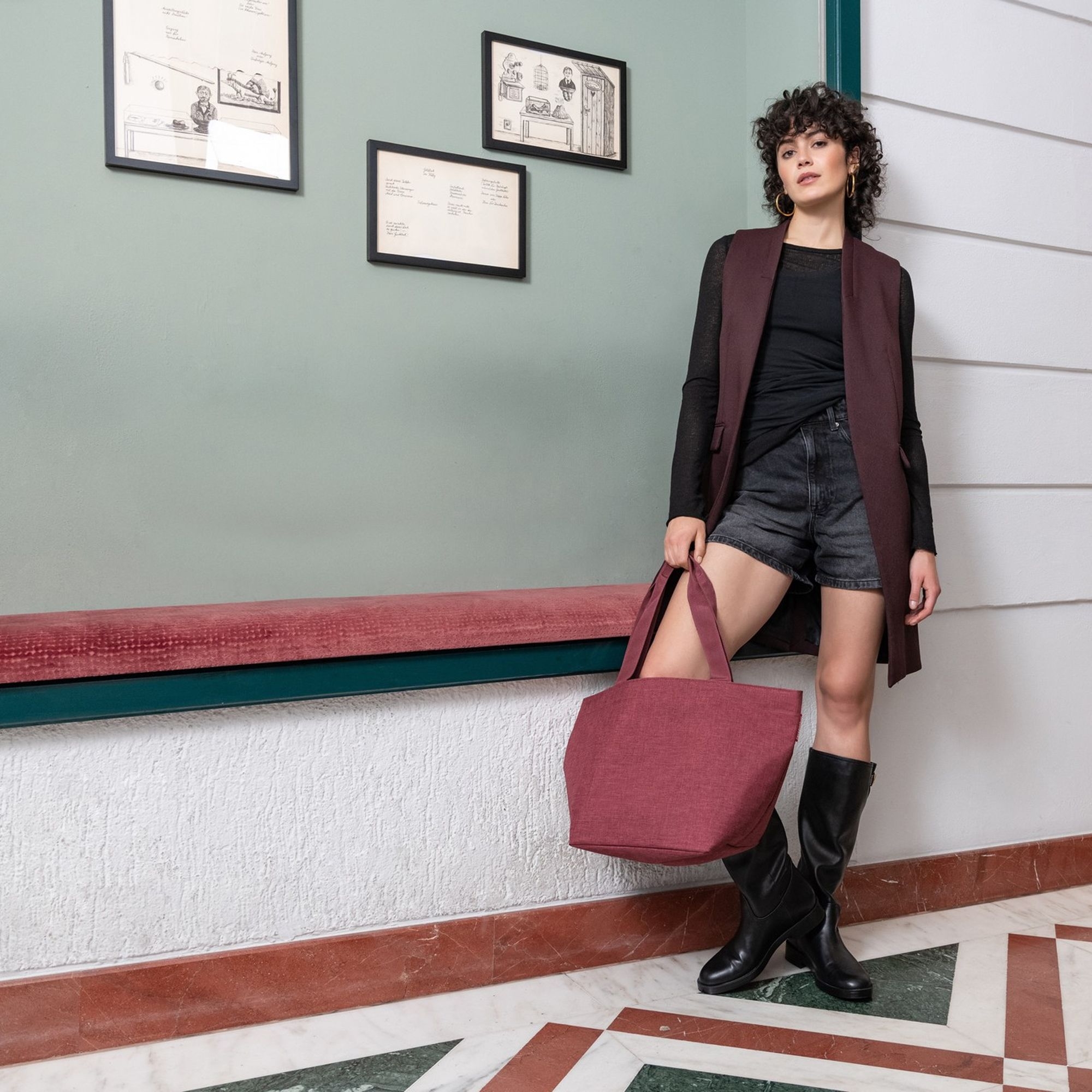 Frau mit bordeauxroter Canvas-Shopper Tasche