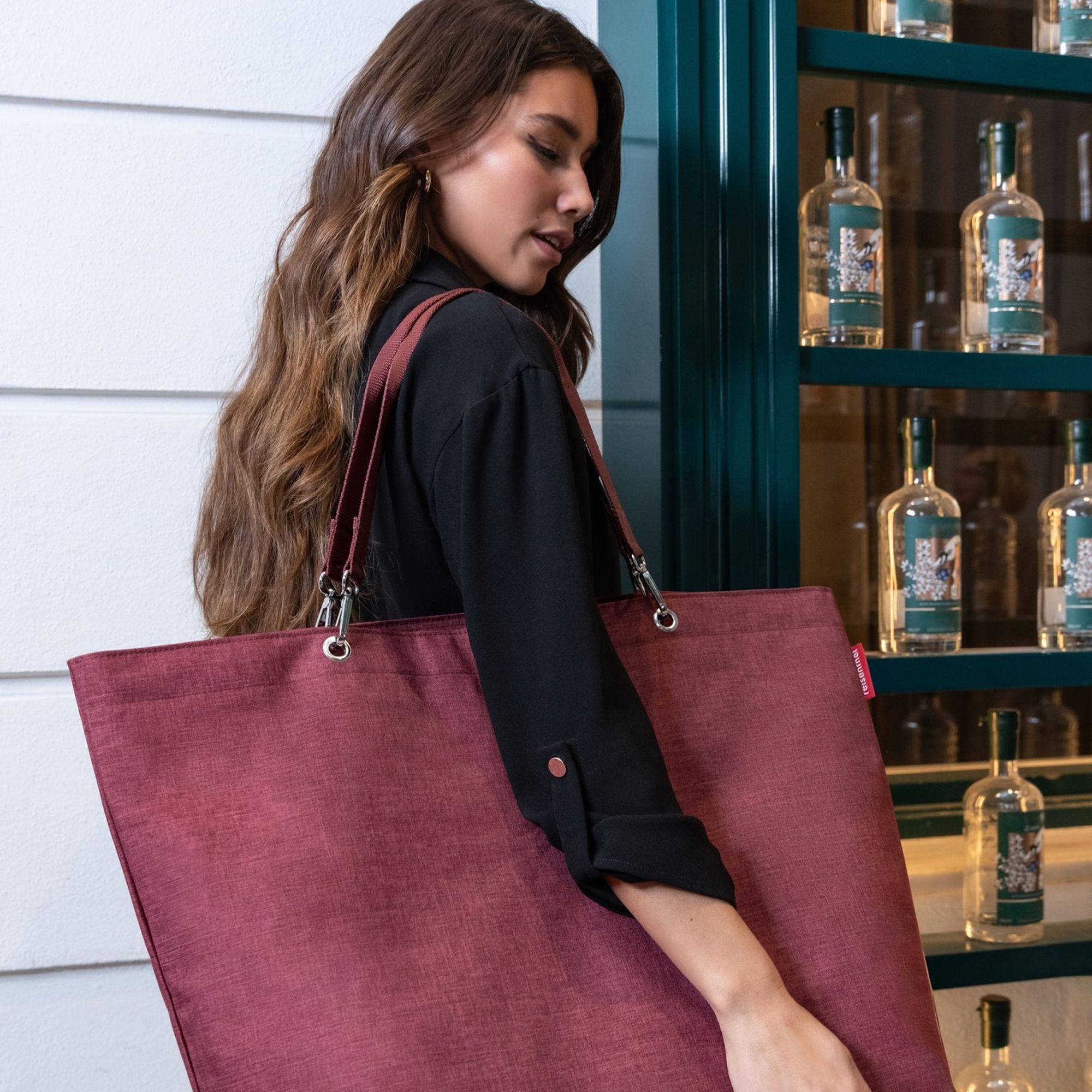 Frau mit großer dunkelroter Shopper-Tasche