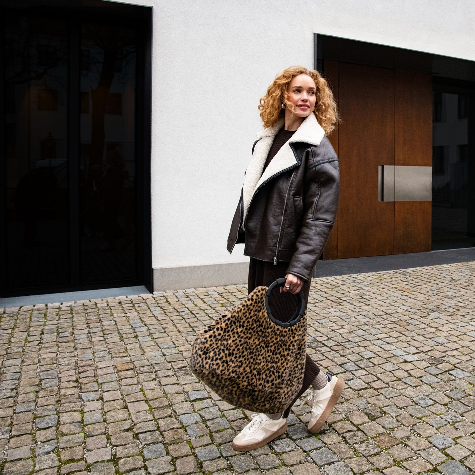 reisenthel - loopbag hobo - leo fake fur
