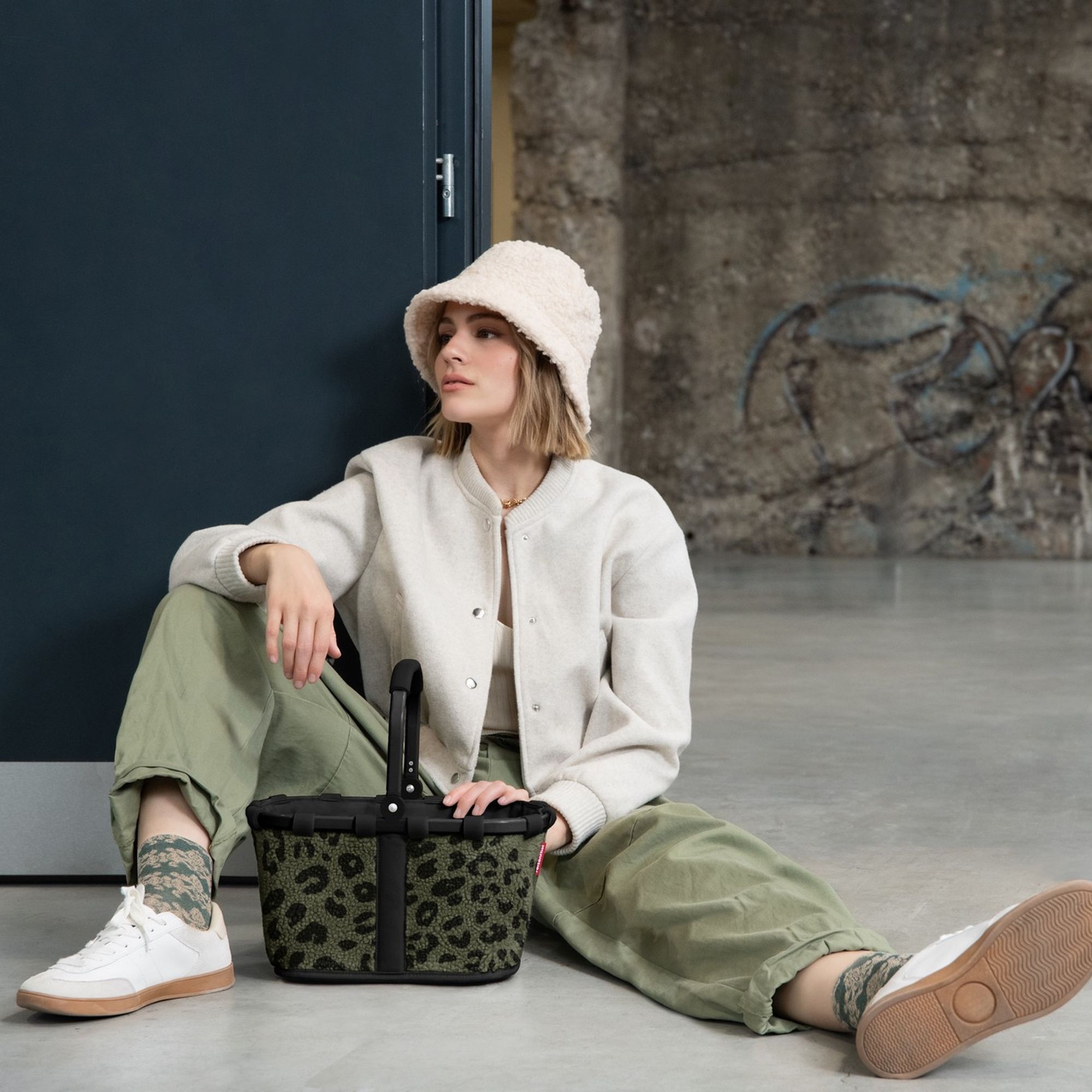 Frau mit grünem Shopperkorb im Leopardenmuster