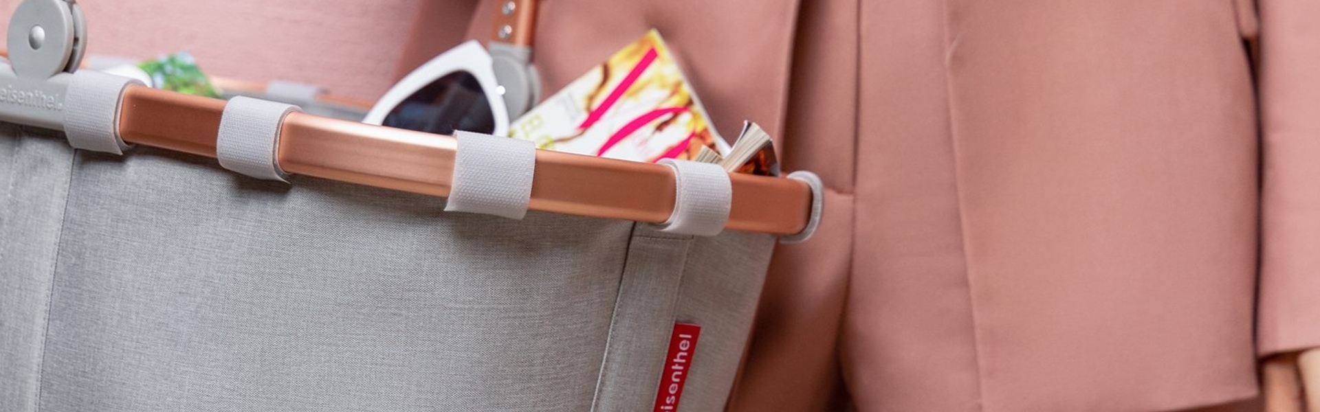 Einkaufstasche mit Sonnenbrille und Magazin an einem Einkauf