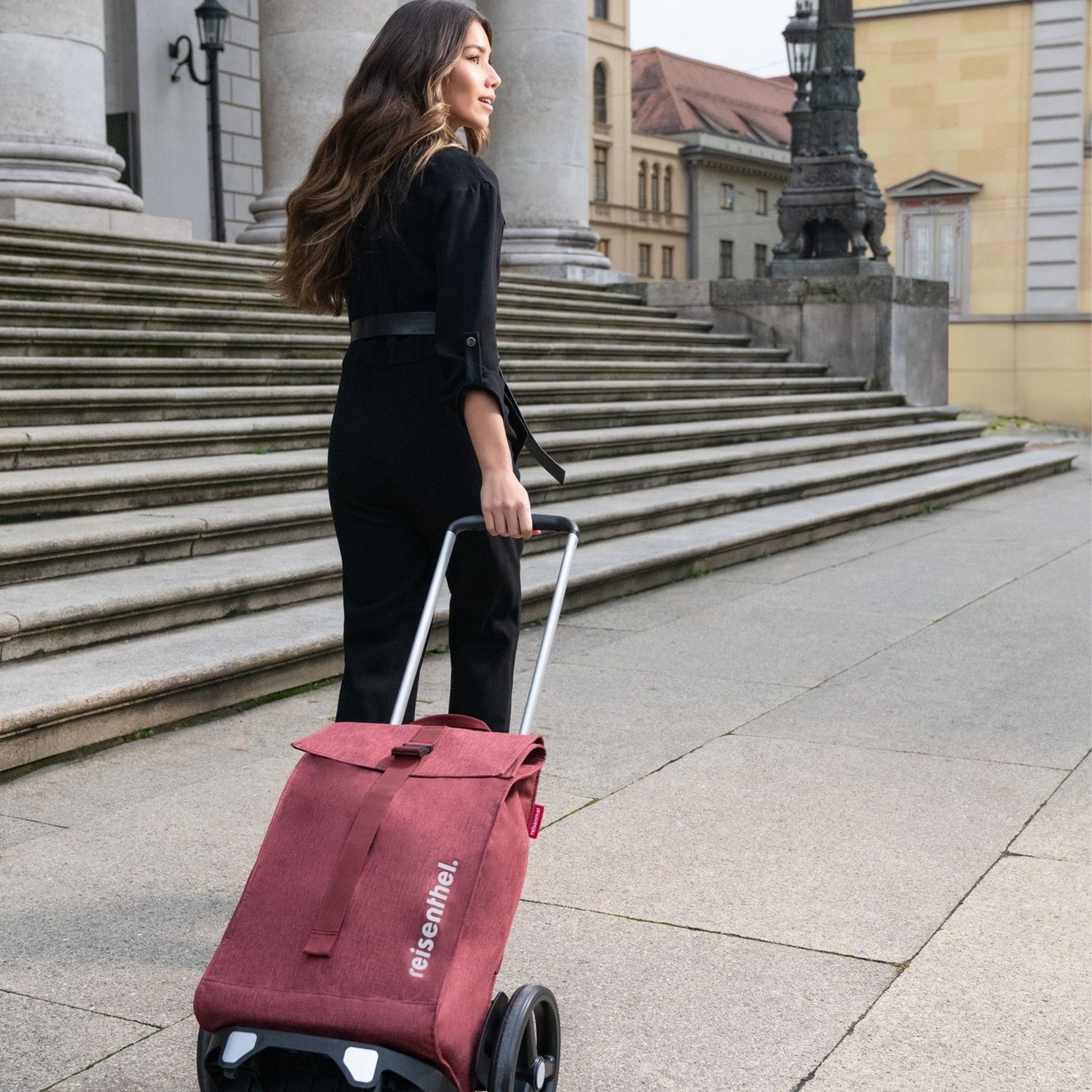 Frau zieht roten Reisenthel Trolley M