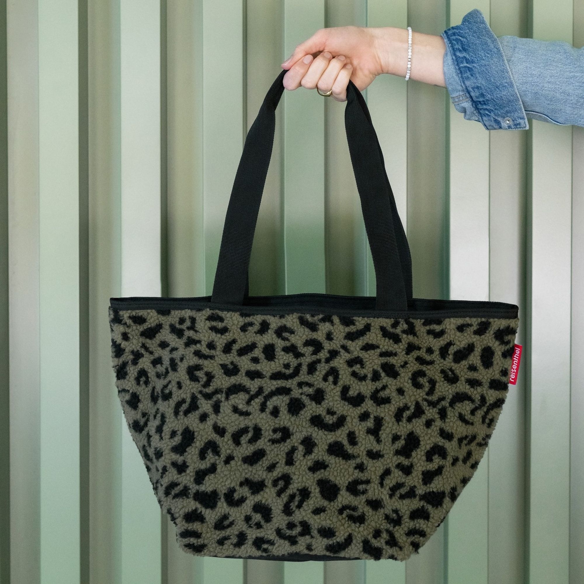 Tasche mit Leopardenmuster und schwarzen Griffen