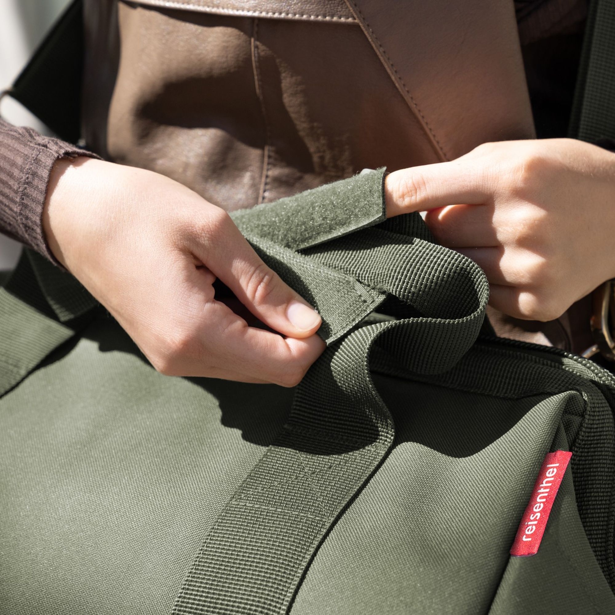 Detailansicht der olivgrünen Reisenthel Tasche